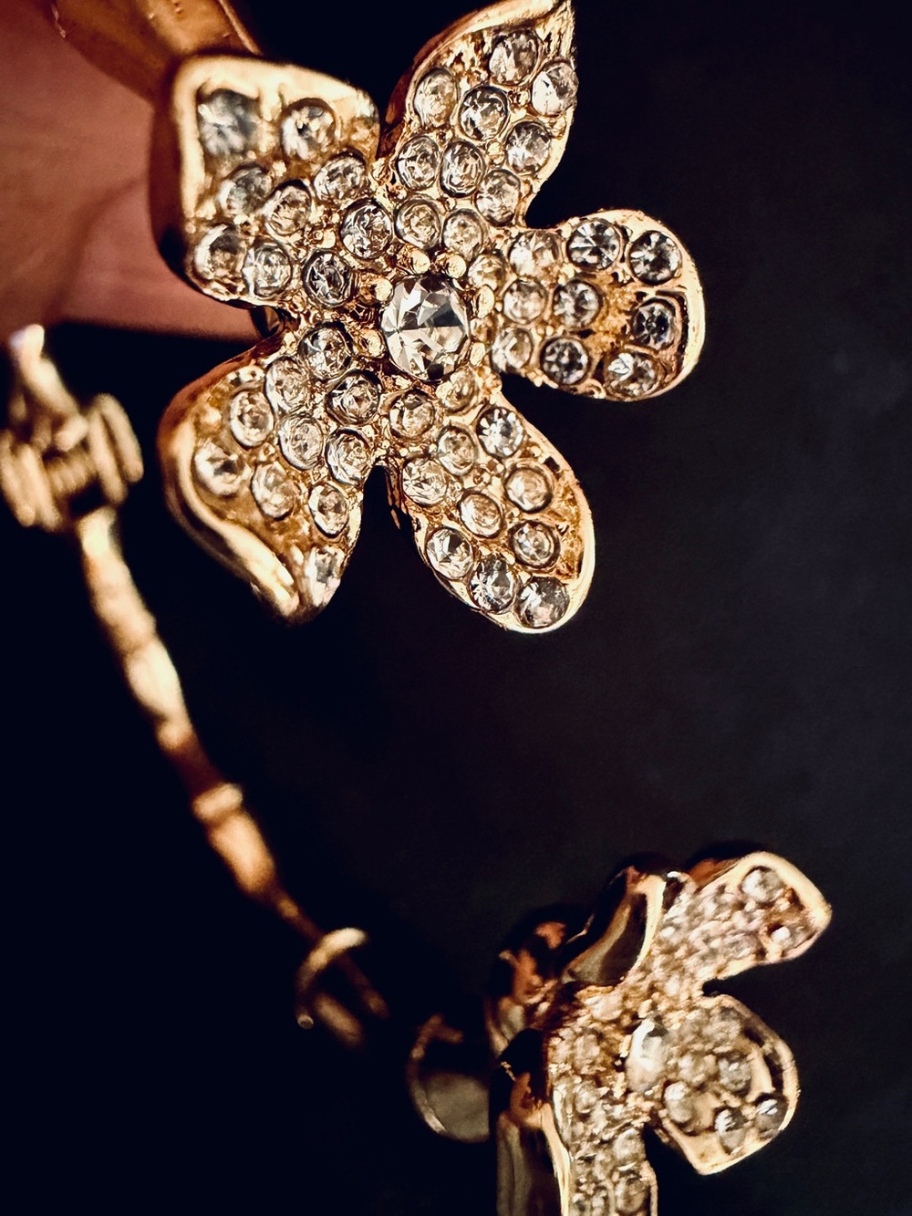 Lilly Pulitzer Bracelet “Beach Club Blooms” GOLD CRYSTAL FLOWER⭐️NWT Hinge Cuff - Picture 3 of 16